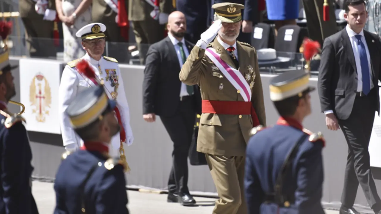 <p> El Rey Felipe VI durante el acto central conmemorativo del 'D&iacute;a de las Fuerzas Armadas' en Huesca - Ver&oacute;nica Lacasa - Europa Press </p>