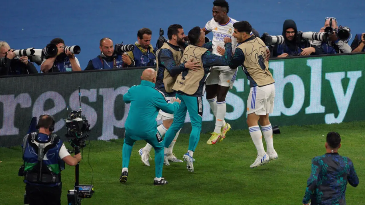 <p> Vinicius Junior celebra con sus compa&ntilde;eros el gol del triunfo en la final de la Champions de Par&iacute;s - Peter Byrne/PA Wire/dpa </p>