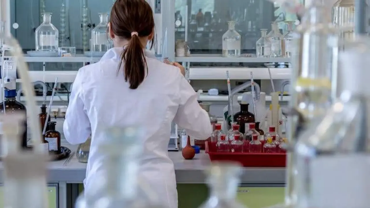 <p> Investigadora estudiando bacterias intestinales </p>