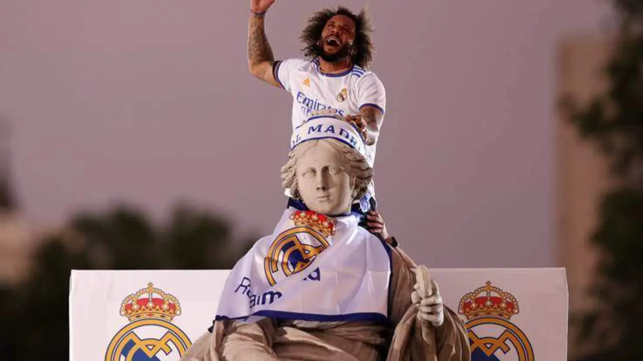 <p> Marcelo junto a la Diosa Cibeles en la celebraci&oacute;n del t&iacute;tulo de Liga </p>