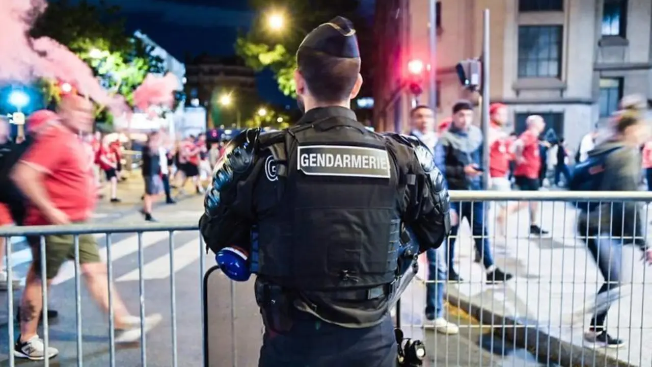<p> Agente de la Prefectura de Polic&iacute;a de Par&iacute;s durante el partido de la final de la Champions entre el Liverpool y el Real Madrid </p>