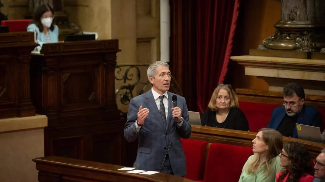 <p> El conseller de Educaci&oacute;n de la Generalitat, Josep Gonz&agrave;lez-Cambray, en el pleno del Parlament </p>