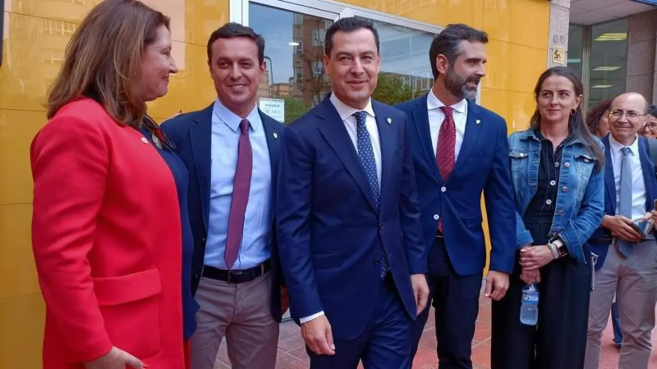 <p> Moreno, en su paseo electoral por la ciudad de Almer&iacute;a - EUROPA PRESS </p>