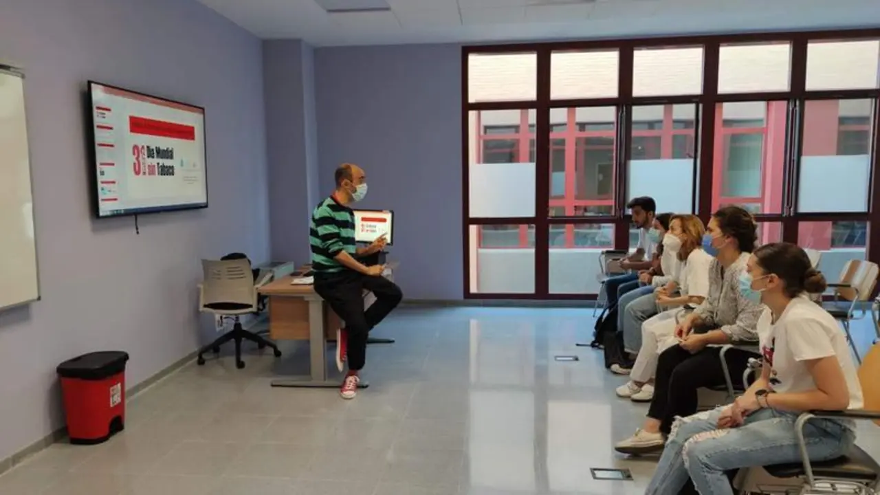 <p> Jos&eacute; Miguel Cruces, enfermero y profesor del Centro Universitario de Enfermer&iacute;a "San Juan de Dios" de Bormujos, Sevilla, preparando con el alumnado las diferentes acciones con motivo del D&iacute;a Internacional Sin Tabaco el 31 de mayo. </p>