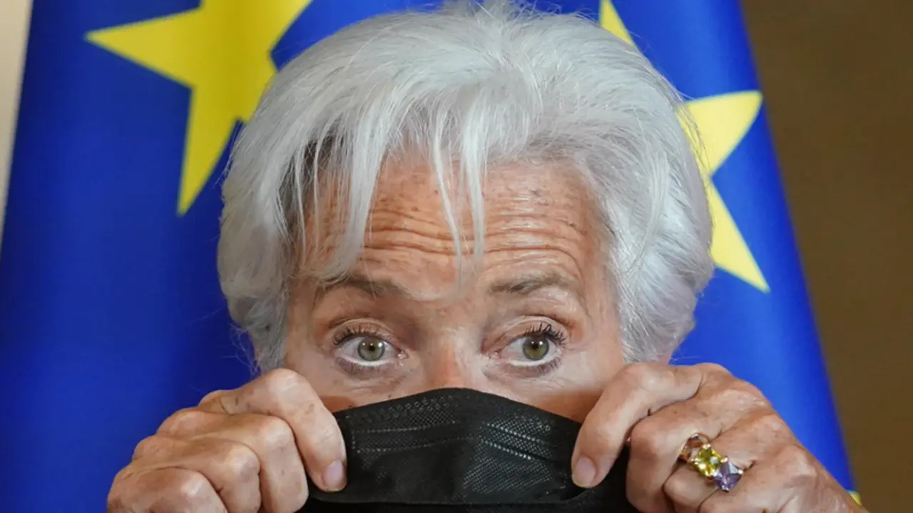 <p> Archivo - FILED - 27 April 2022, Hamburg: Christine Lagarde, President of the European Central Bank (ECB), puts on an FFP2 mask after being greeted at City Hall. Photo: Marcus Brandt/dpa - Marcus Brandt/dpa - Archivo </p>