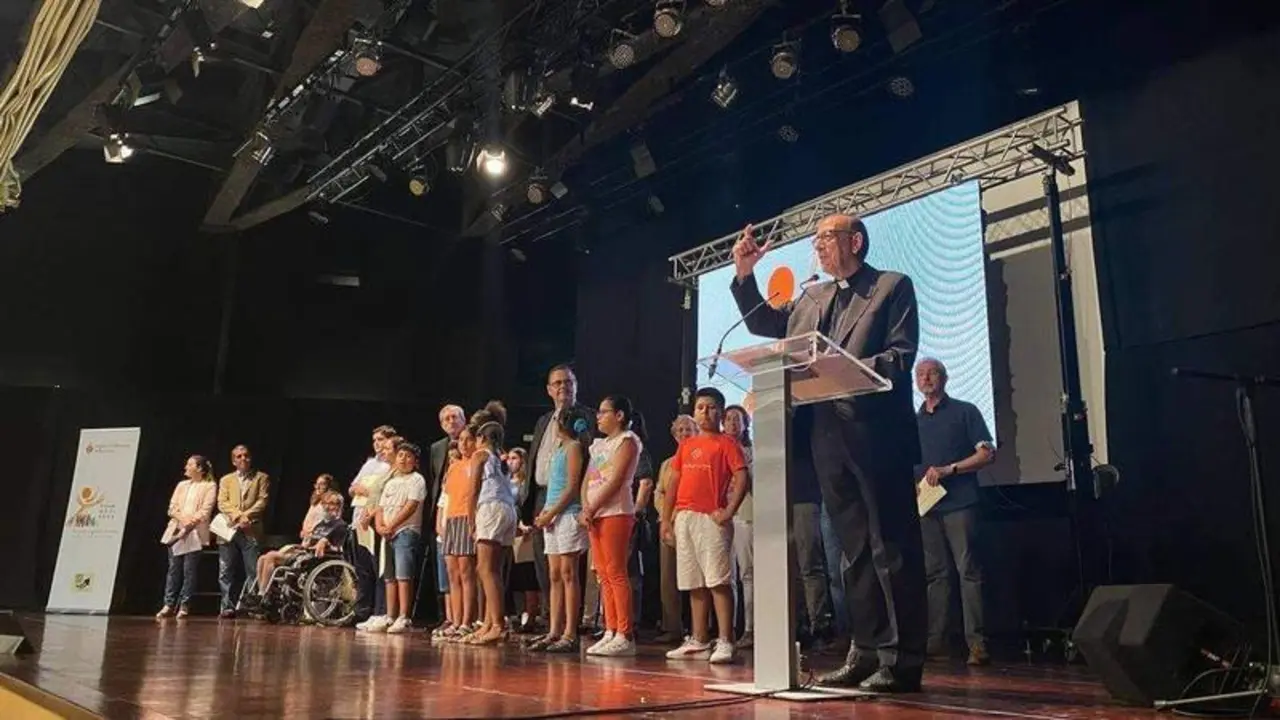 <p> El cardenal Omella, con algunos de los participantes en la consulta - P&aacute;gina web de la 'Esglesia de Barcelona' </p>