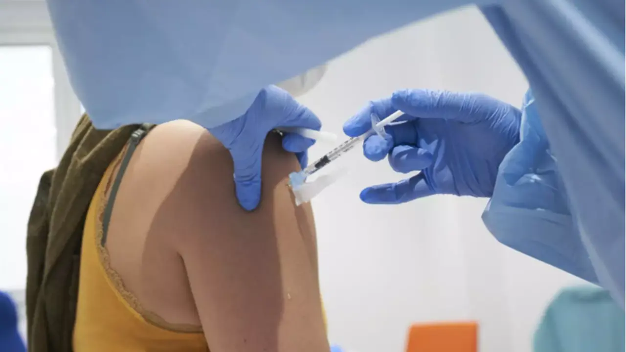 <p> Una enfermera administra una vacuna. Fuente: Europa Press </p>