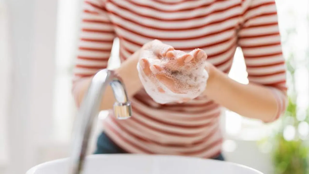 <p> Una persona se lava las manos </p>