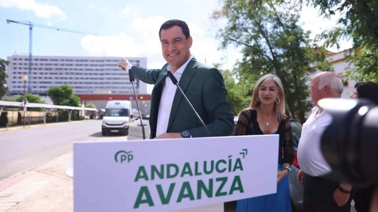 <p> El candidato del PP-A a la reelecci&oacute;n como presidente de la Junta de Andaluc&iacute;a, Juanma Moreno, este viernes, durante una visita al Hospital Militar de Sevilla - JOAQU&Iacute;N CORCHERO-EUROPA PRESS </p>