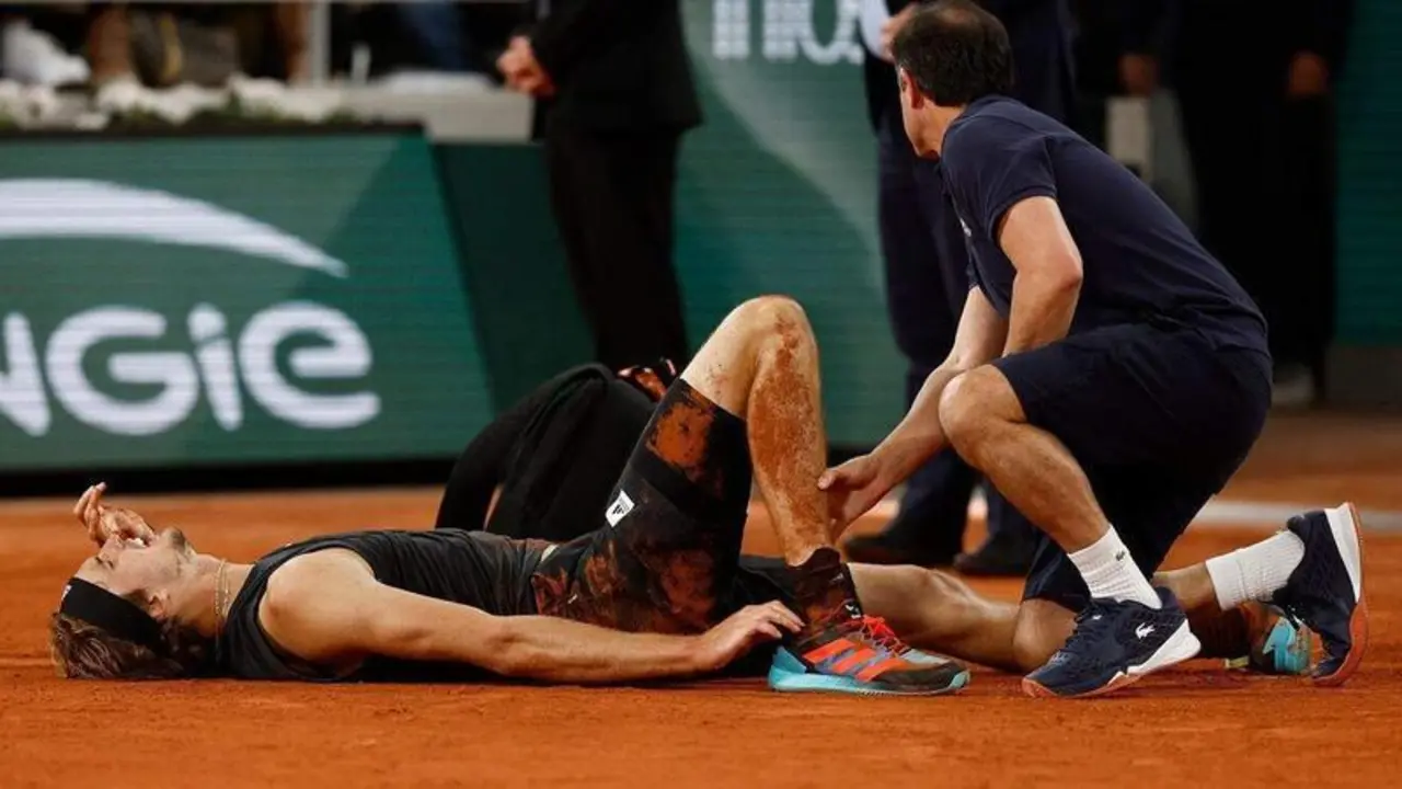 <p> Zverev en el suelo de Roland Garros, siendo atendido tras su lesi&oacute;n </p>