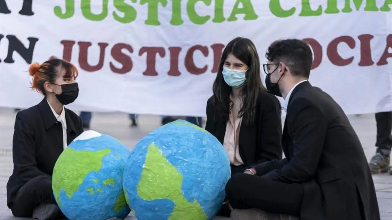 <p> Varios personas participan en una concentraci&oacute;n bajo el lema &lsquo;No habr&aacute; justicia clim&aacute;tica sin justicia social&rsquo; en Callao, a 21 de octubre de 2021, en Madrid </p>