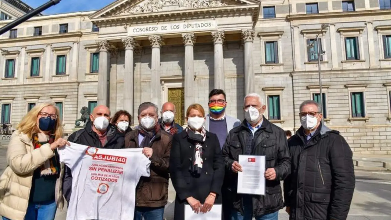 <p> La plataforma Asjubi40, que agrupa a pensionistas afectados por el recorte de su pensi&oacute;n pese a tener m&aacute;s de 40 a&ntilde;os de carrera de cotizaci&oacute;n, en una concentraci&oacute;n frente al Congreso </p>