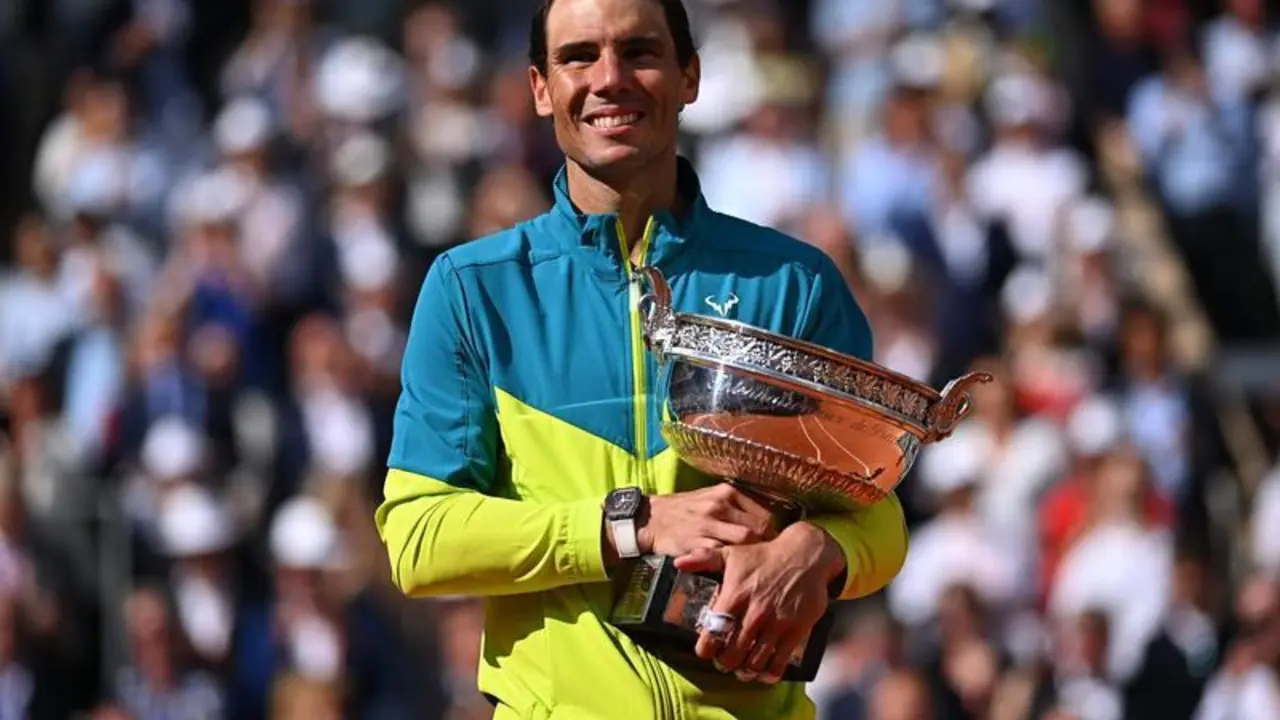 <p> Nadal con su 14to Trofeo de Roland Garros - Twitter de Roland Garros </p>