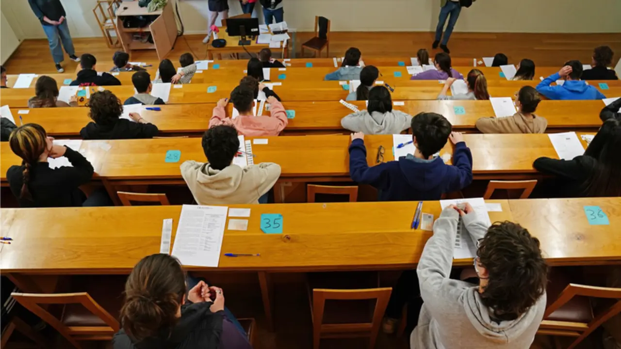 <p> Estudiantes esperan antes de comenzar las pruebas de acceso a la universidad 2022, a 7 de junio de 2022, en Santiago de Compostela, A Coru&ntilde;a, Galicia (Espa&ntilde;a). - &Aacute;lvaro Ballesteros - Europa Press </p>