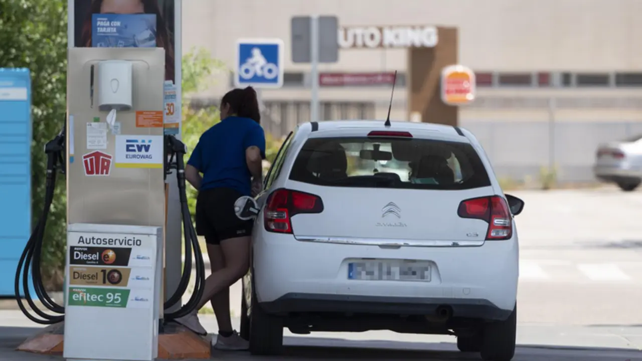 <p> Una mujer reposta en una gasolinera - Alberto Ortega - Europa Press </p>
