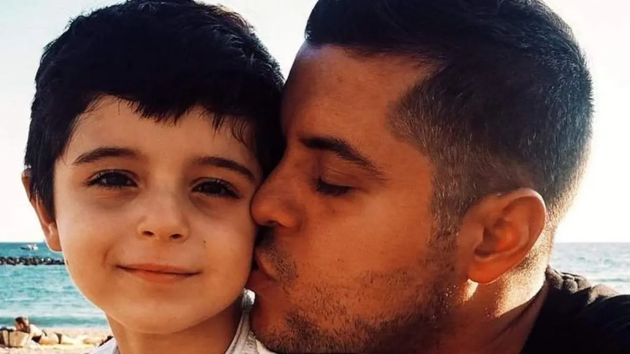 <p> El peque&ntilde;o Ian junto a su padre </p>
