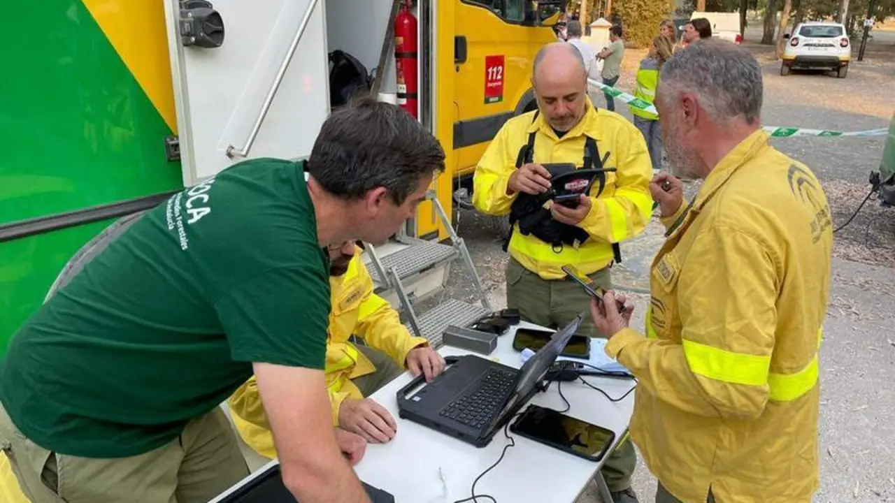 <p> T&eacute;cnicos forestales del equipo de Infoca - Twitter </p>