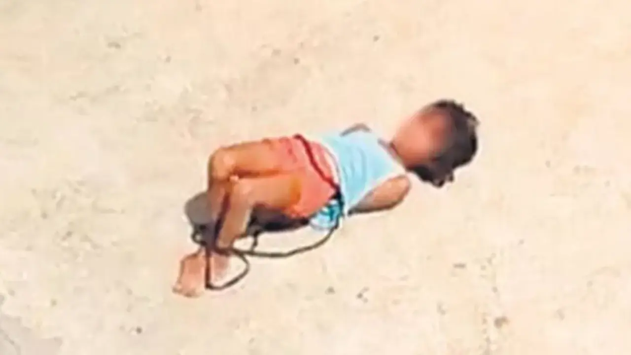 <p> La ni&ntilde;a castigada, atada al sol </p>