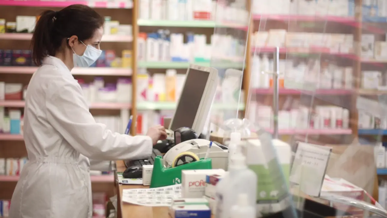 <p> Archivo - Una farmac&eacute;utica con mascarilla despacha en una farmacia. - Eduardo Parra - Europa Press - Archivo </p>