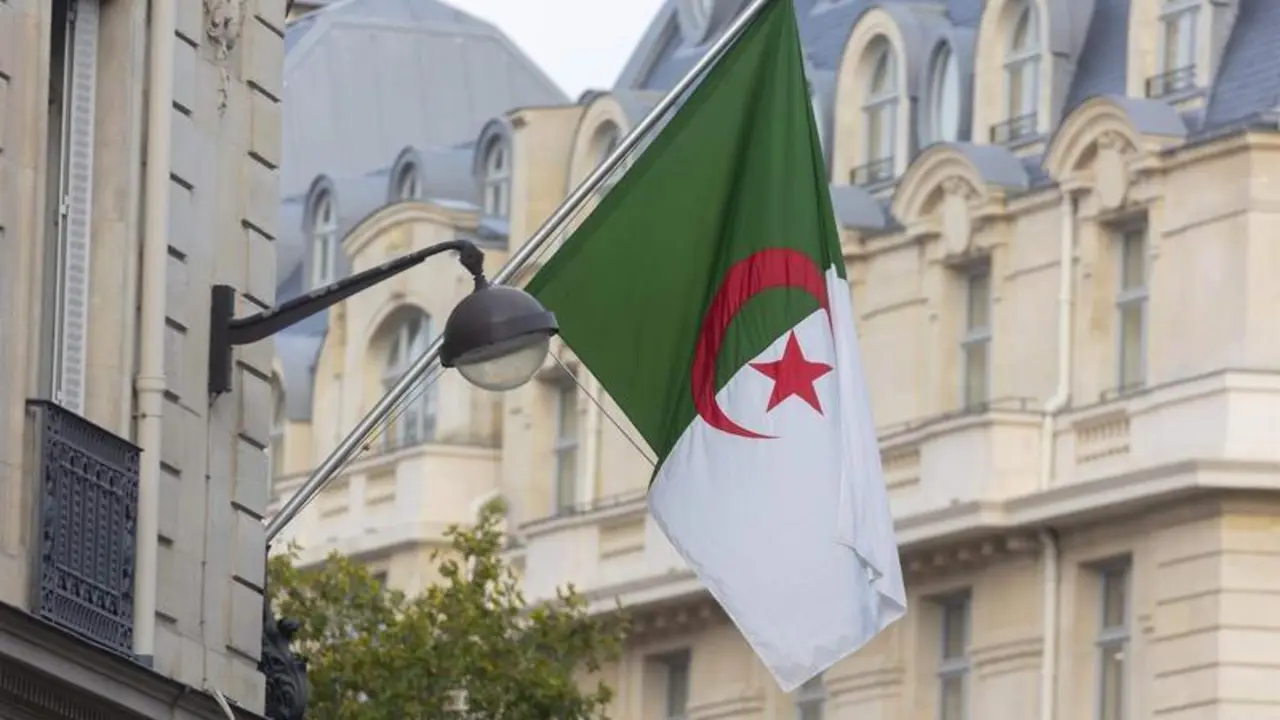 <p> Bandera de Argelia en la Embajada de Argelia en Par&iacute;s, Francia </p>
