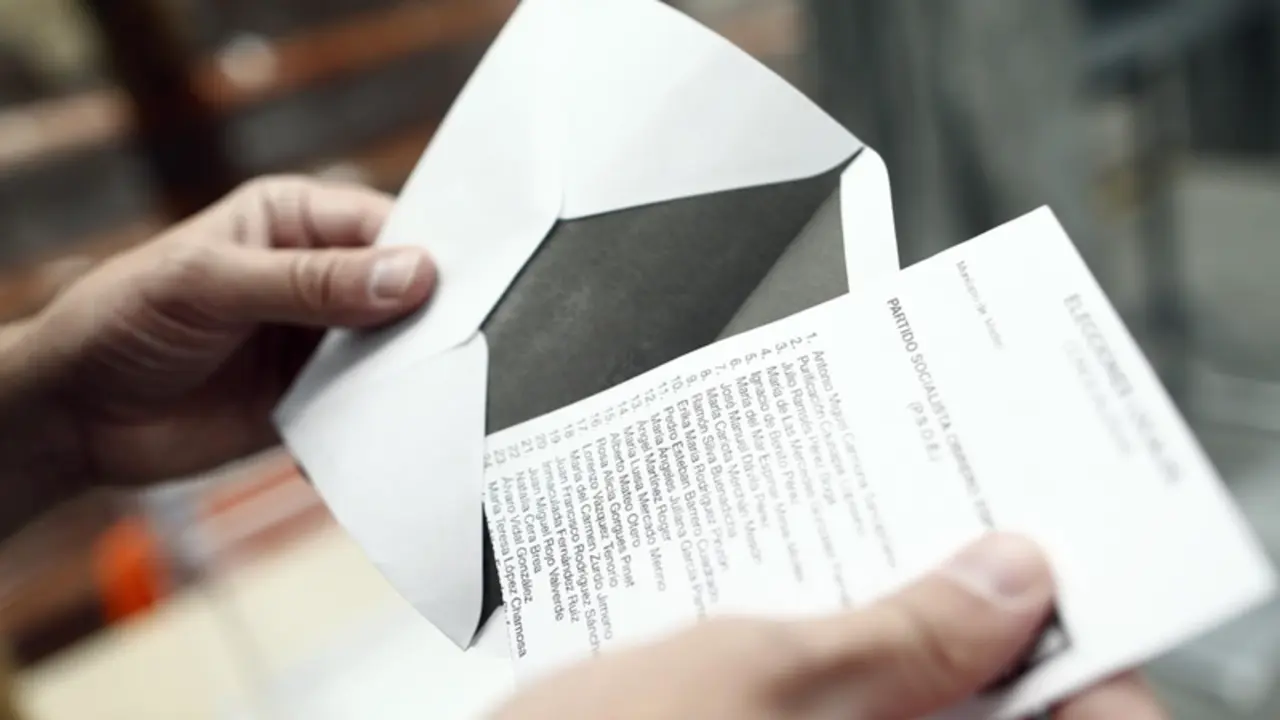 <p> Archivo - Elecciones municipales y auton&oacute;micas, comicios, votar, voto, papeletas, urnas - EUROPA PRESS - Archivo </p>