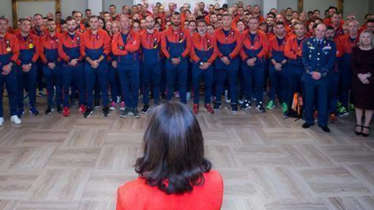 <p> La ministra de Defensa en funciones, Margarita Robles, se ha reunido con los m&aacute;s de 160 atletas militares que viajar&aacute;n hasta Wuhan (China) para participar en los Juegos Mundiales Militares. </p>