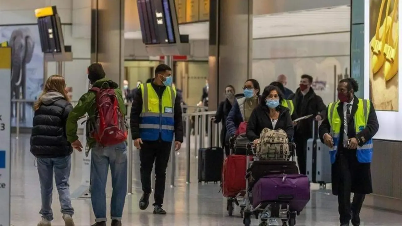 <p> Pasajeros en el aeropuerto de Heathrow, en Londres. EUROPA PRESS </p>
