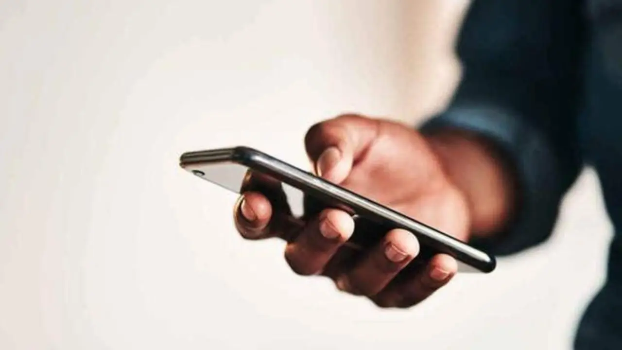 <p> Persona con el tel&eacute;fono m&oacute;vil </p>