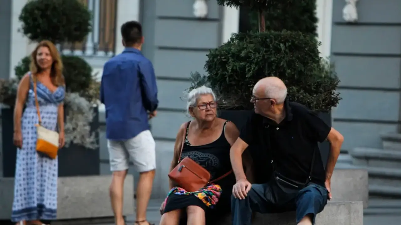 <p> Dos ancianos en la calle </p>