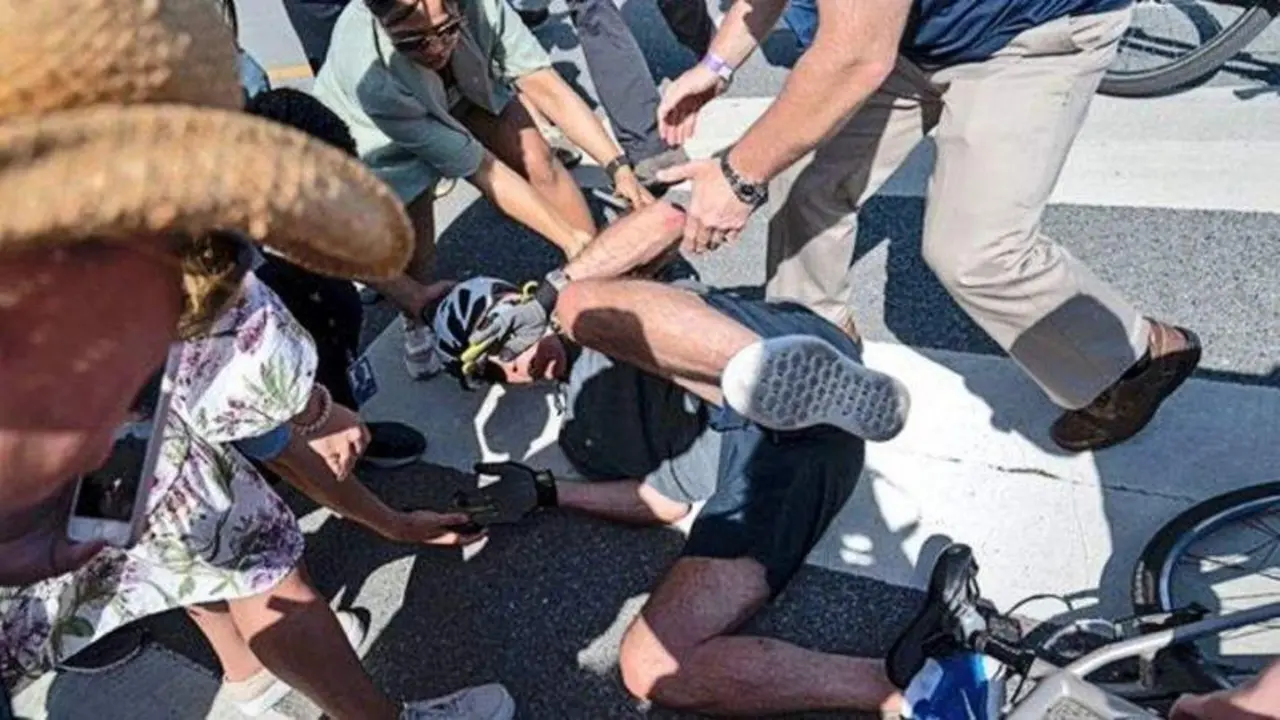 <p> Joe Biden tras caer de la bici </p>