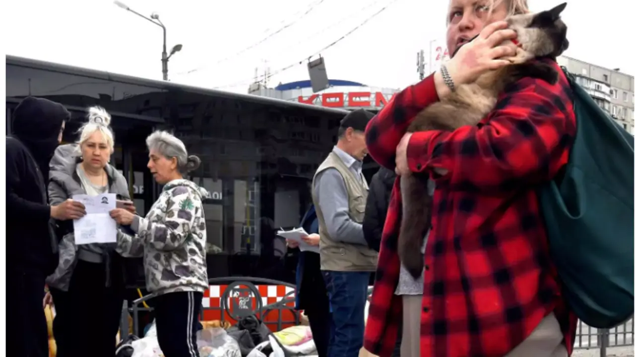 <p> Refugiados ucranianos abandonando la estaci&oacute;n en la que estaban viviendo </p>