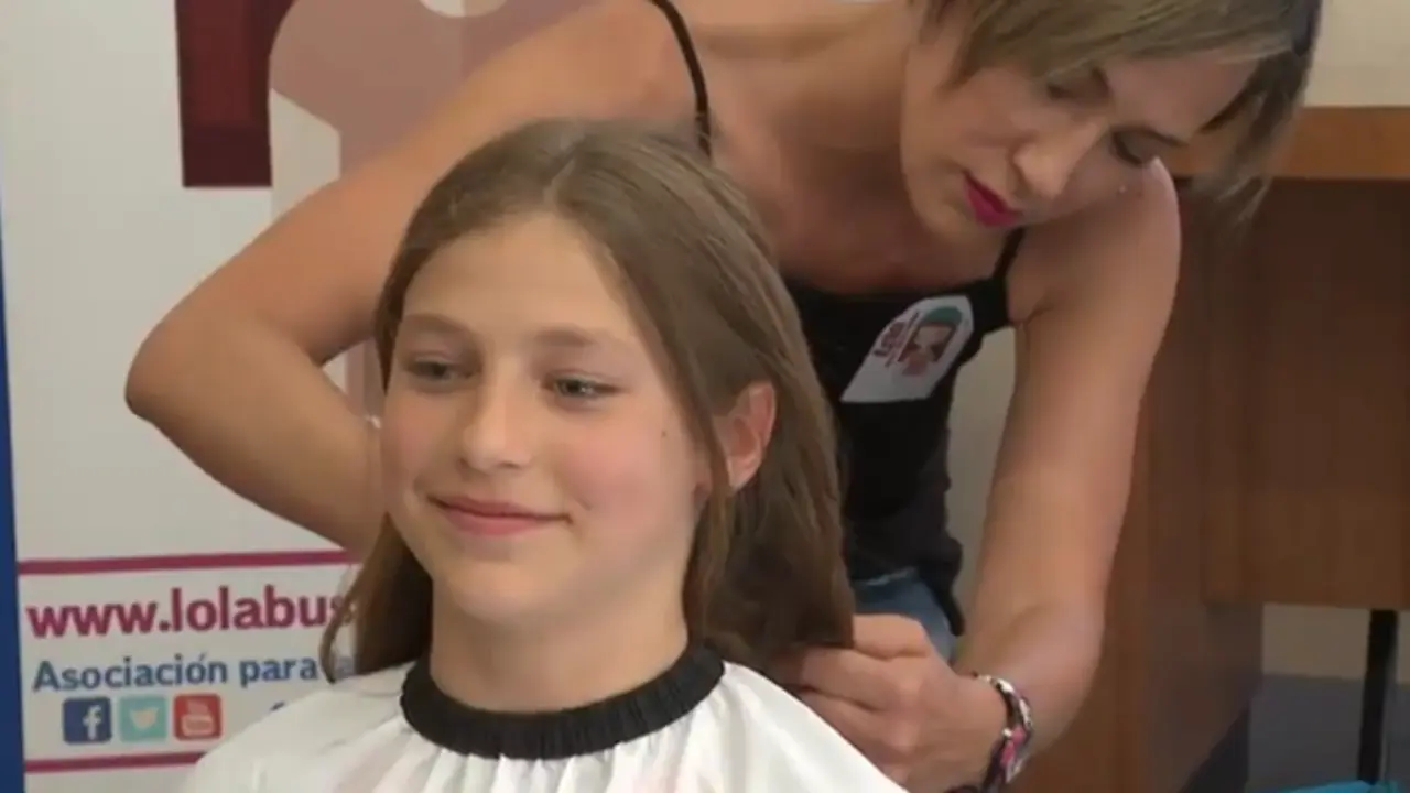 <p> Una de los 60 alumnos que han donado su pelo a los ni&ntilde;os con c&aacute;ncer </p>