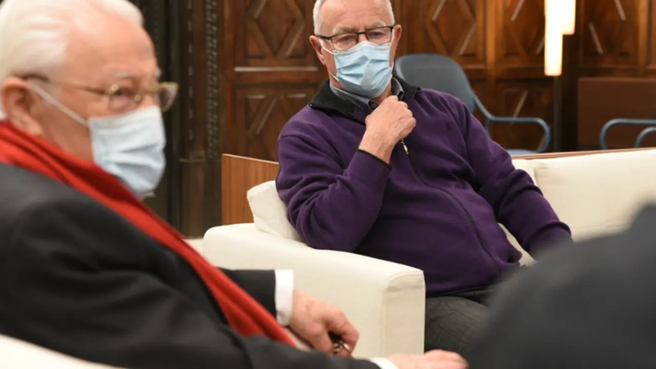 <p> El alcalde de Valencia, Joan Rib&oacute; (d), y el fundador de la Asociaci&oacute;n Mensajeros de la Paz, Padre &Aacute;ngel (i), durante la inauguraci&oacute;n del acto 'Higienebus' en el Ayuntamiento de Valencia - Jorge Gil - Europa Press </p>