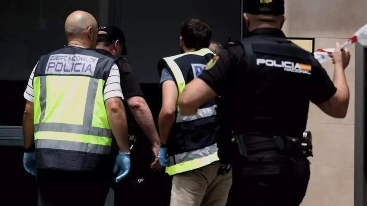 <p> Varios agentes trabajan de la Polic&iacute;a Nacional en una imagen de archivo - Eduardo Parra - Europa Press </p>