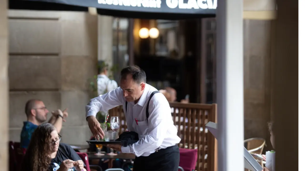 <p> Uno de cada cinco trabajadores gan&oacute; en 2020 como mucho el SMI y dos de cada tres menos de 1.900 euros </p>