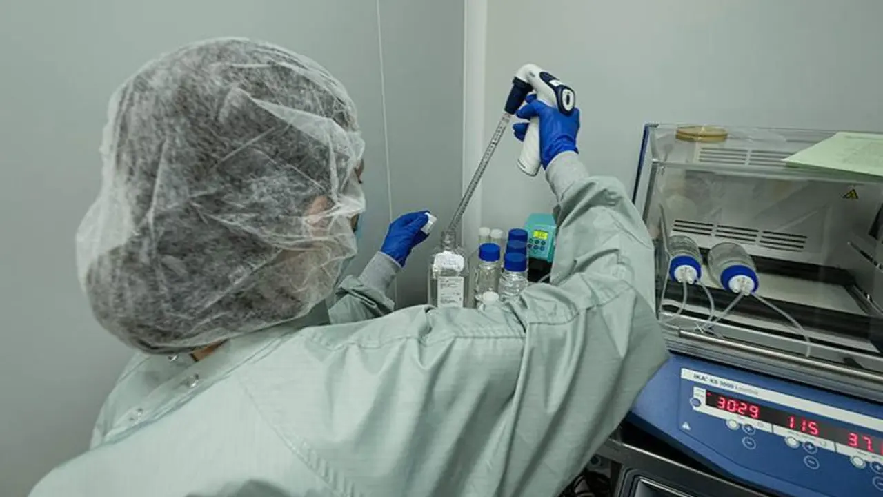 <p> Una trabajadora de laboratorio. ARCHIVO </p>