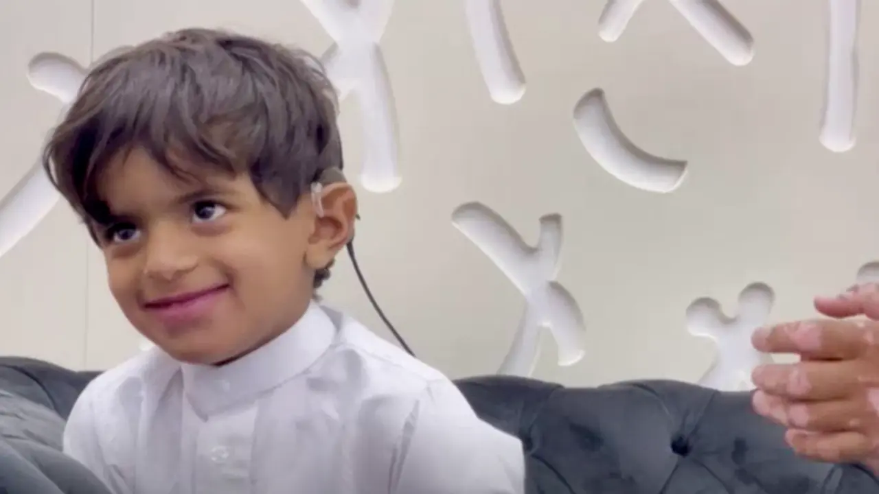 <p> La reacci&oacute;n del ni&ntilde;o de 4 a&ntilde;os sordo mudo tras o&iacute;r a su padre por primera vez despu&eacute;s de ser operado. </p>