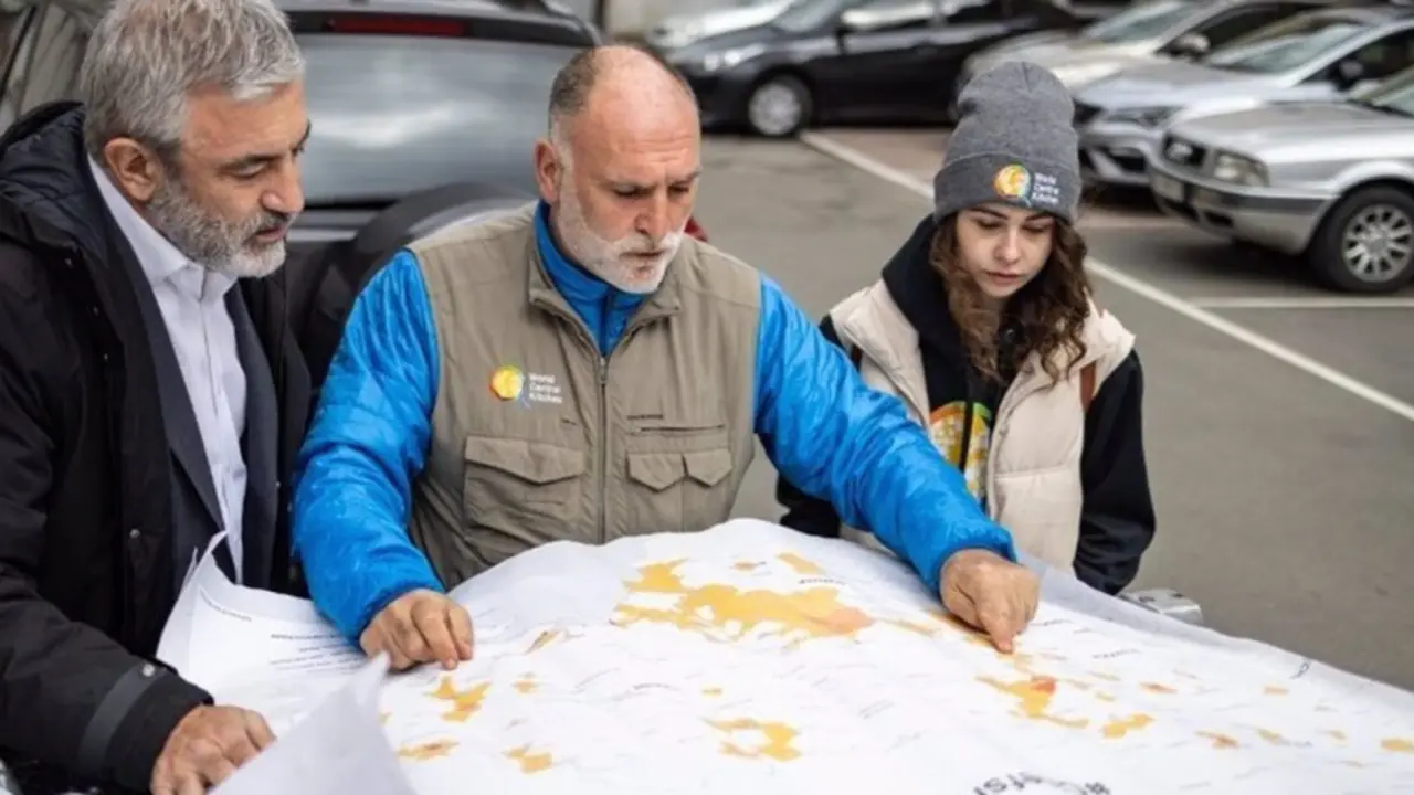 <p> El eurodiputado de Ciudadanos, Luis Garicano junto al chef Jos&eacute; Andr&eacute;s - CIUDADANOS </p>