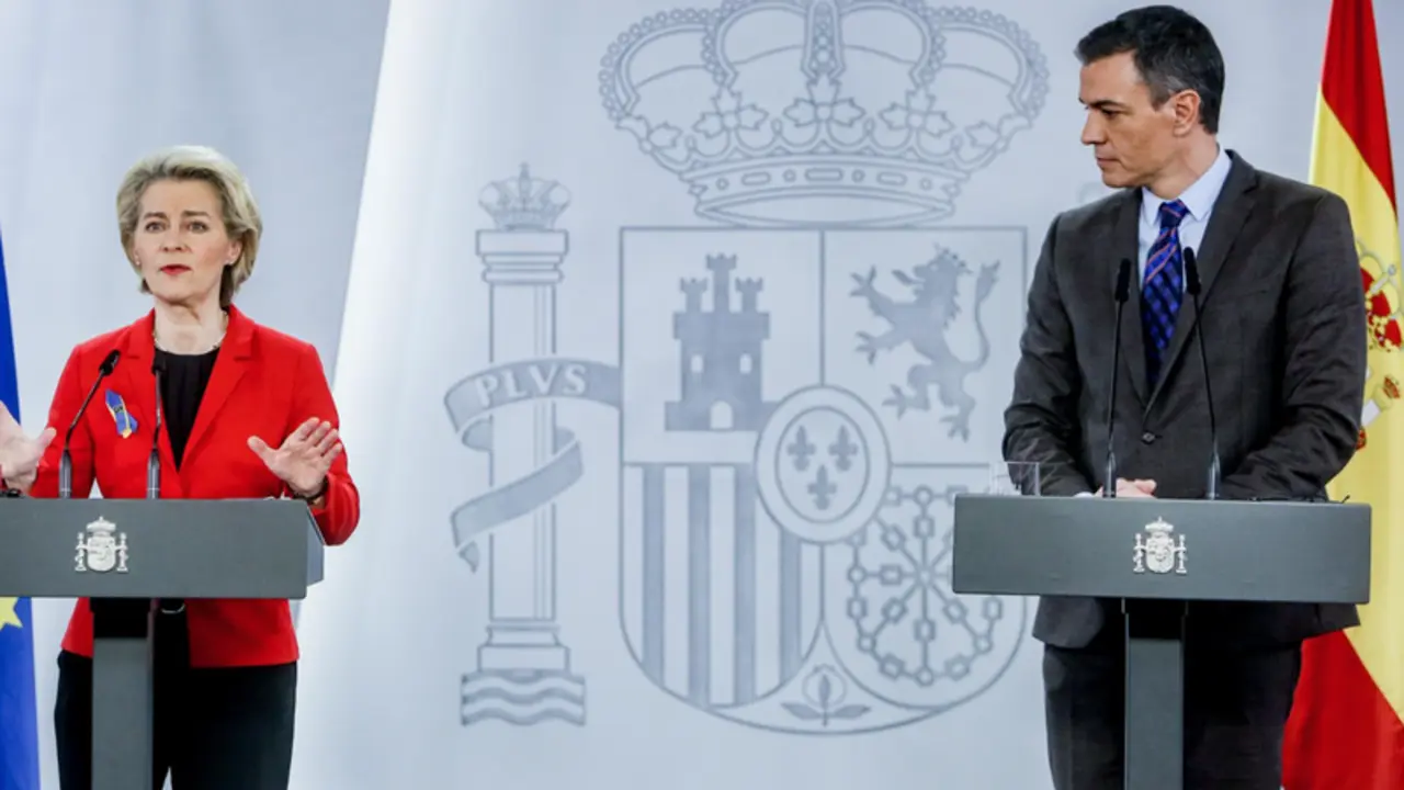 <p> Archivo - La presidenta de la Comisi&oacute;n Europea, Ursula von der Leyen, junto al presidente del Gobierno de Espa&ntilde;a, Pedro S&aacute;nchez, durante una visita en Madrid - Ricardo Rubio - Europa Press - Archivo </p>