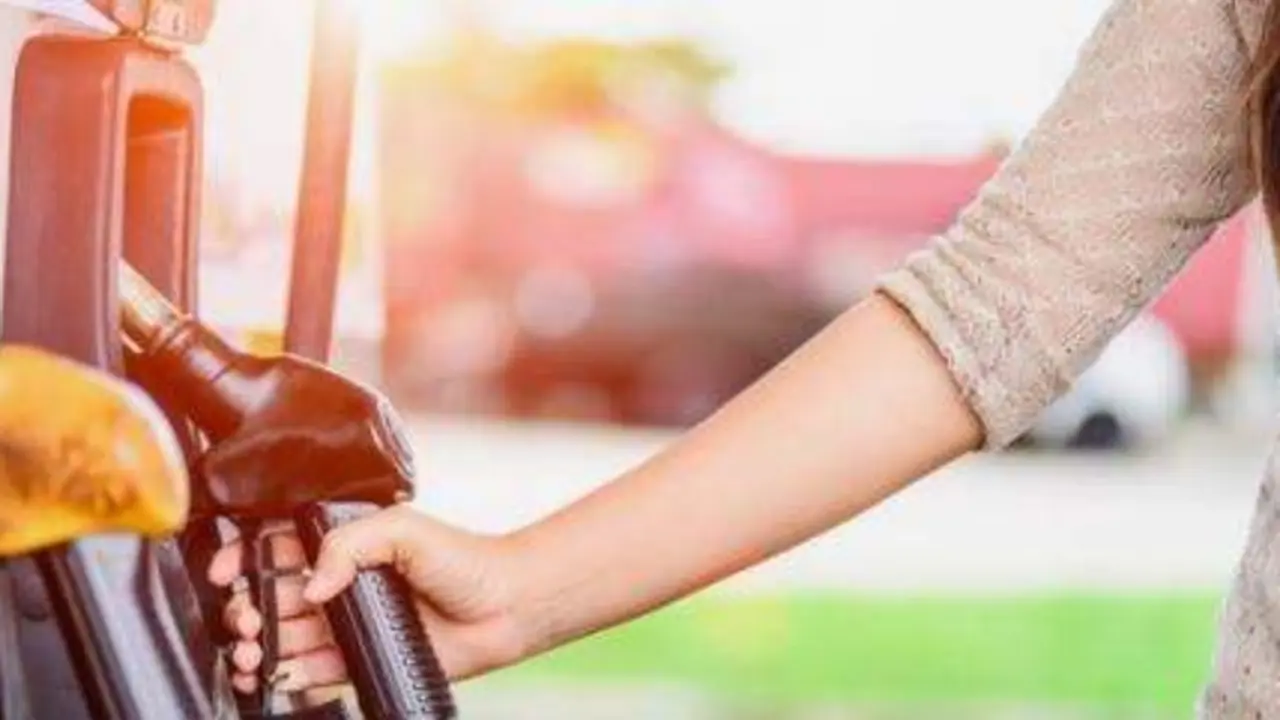 <p> Persona echando gasolina, imagen de Pinterest </p>