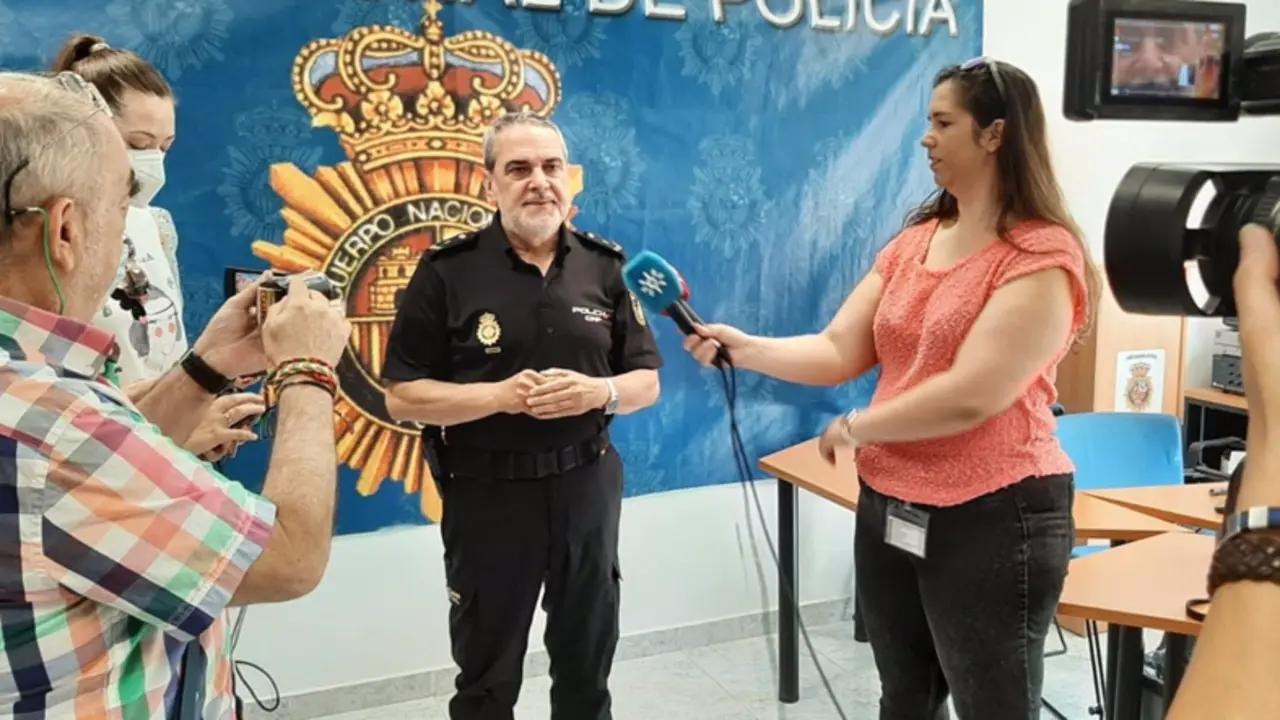 <p> El portavoz de la Polic&iacute;a Nacional en Ja&eacute;n, Diego Moya, atiende a los periodistas. - E.C. </p>