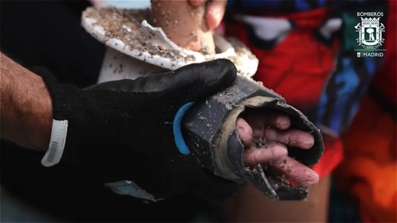 <p> Mano del joven atascada en la pieza d PVC </p>