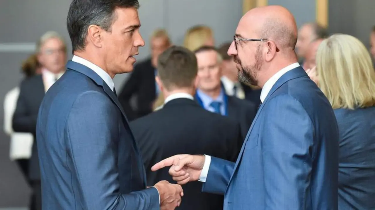 <p> El presidente del Gobierno, Pedro S&aacute;nchez y el presidente del Consejo Europeo, Charles Michel - GAETAN CAESENS-POOL </p>