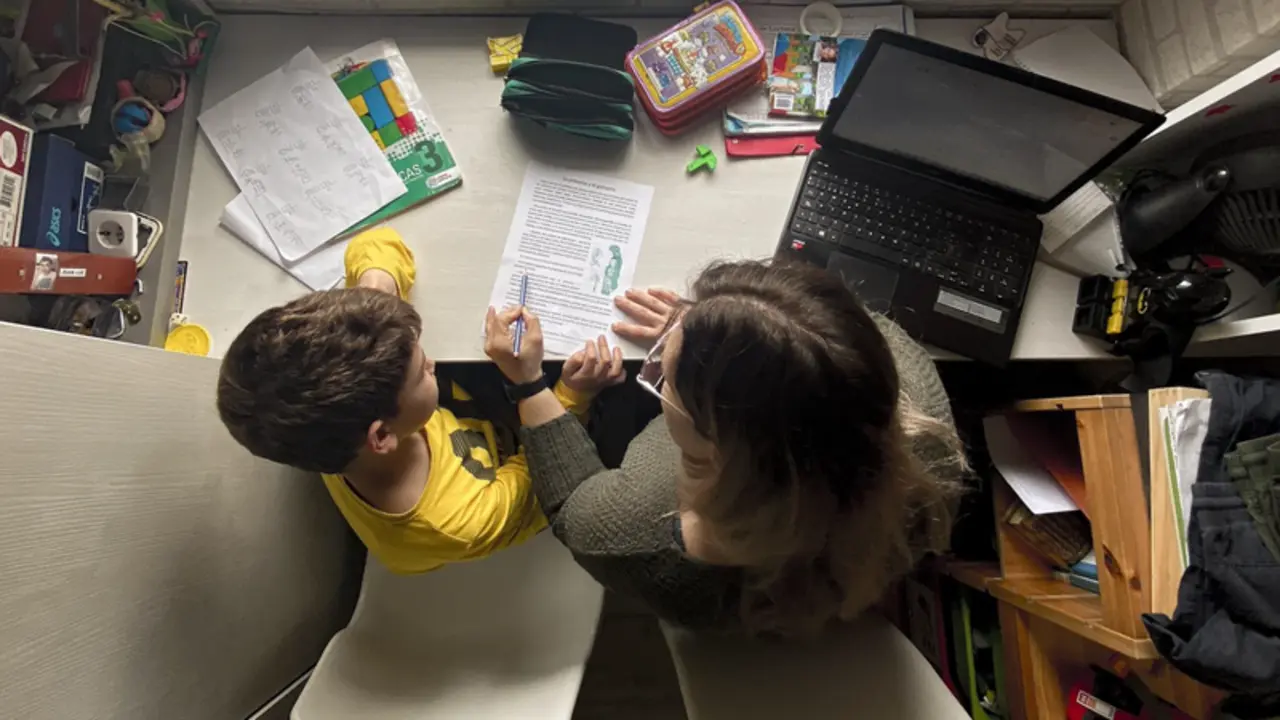 <p> Archivo - Un ni&ntilde;o estudia y hace los deberes en casa con la ayuda de su madre - Eduardo Parra - Europa Press - Archivo </p>