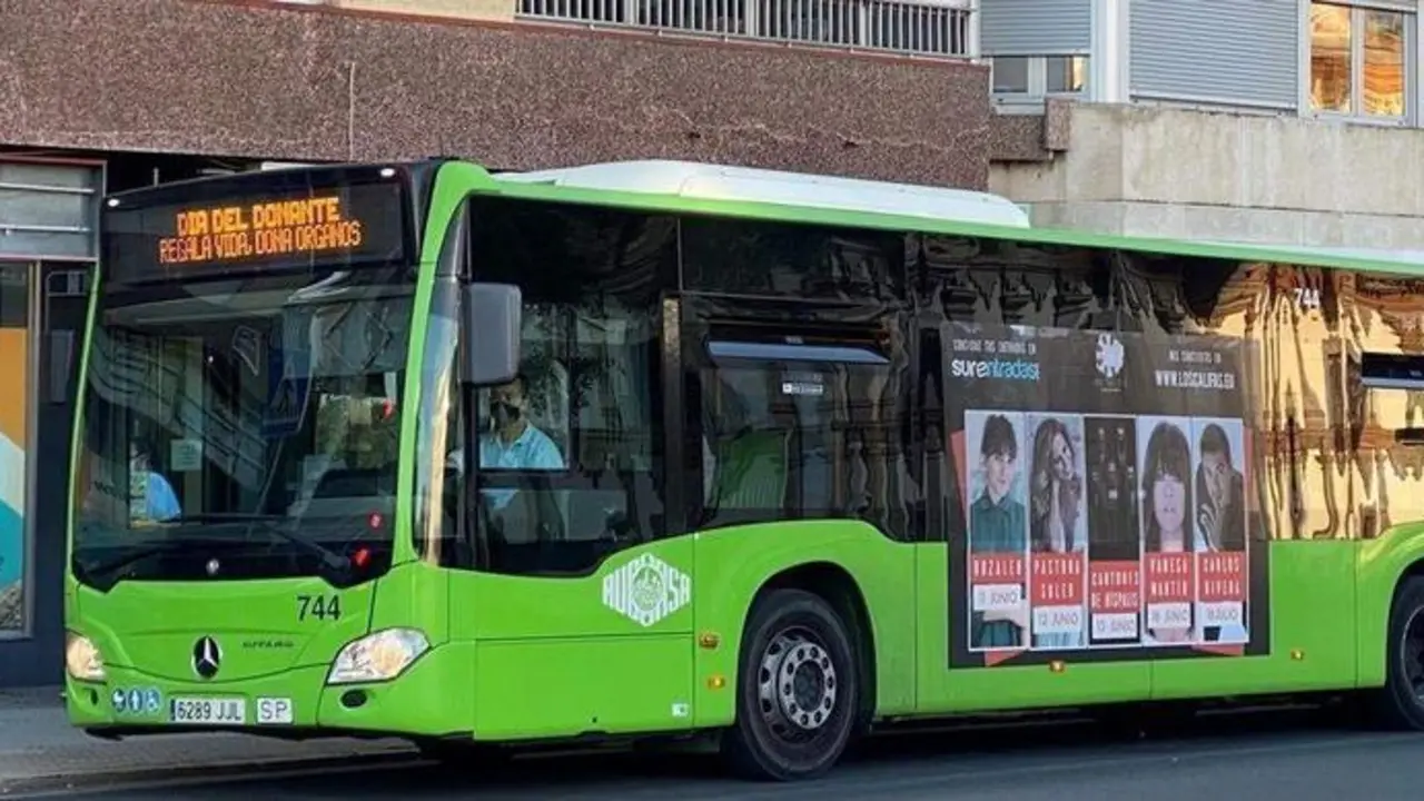 <p> Twitter: @aucorsa </p>