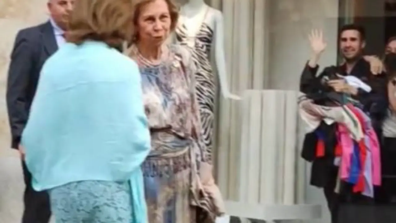 <p> El dependiente de la tienda saluda a la reina en una captura del v&iacute;deo </p>