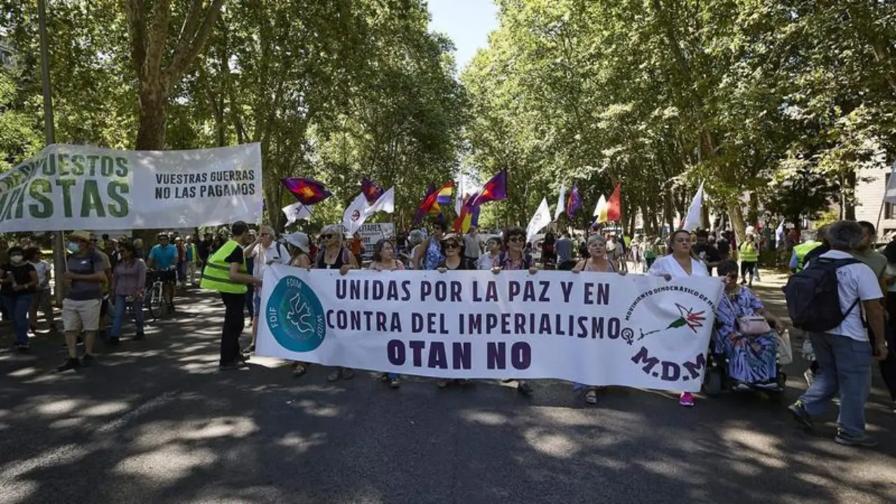 <p> Numerosas personas se manifiestan contra la OTAN, a 26 de junio de 2022, en Madrid (Espa&ntilde;a). La movilizaci&oacute;n ha sido convocada por la plataforma estatal &lsquo;Por la Paz, No a la OTAN&rsquo; y otras organizaciones sindicales </p>