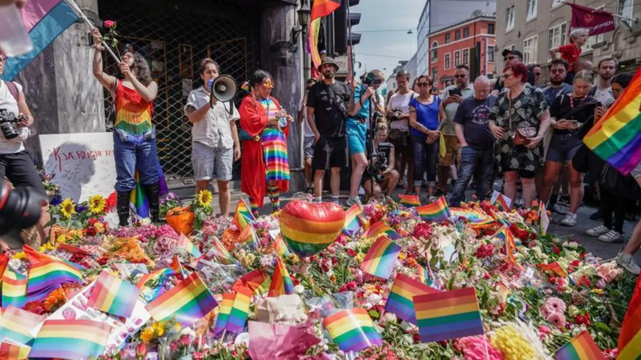 <p> Altar a los dos fallecidos en el atentado previo al d&iacute;a del orgullo </p>