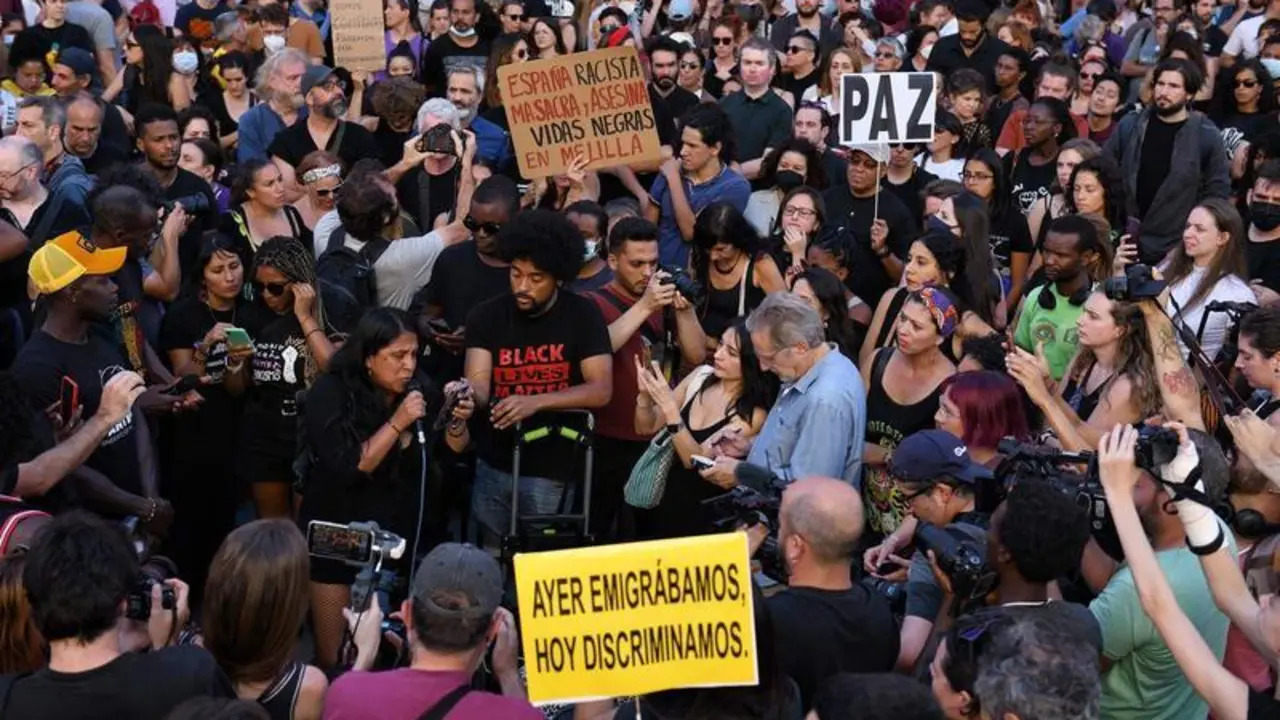 <p> Centenares de personas se manifiestan contra las pol&iacute;ticas migratorias, en la Plaza del Callao, a 26 de junio de 2022, en Madrid </p>