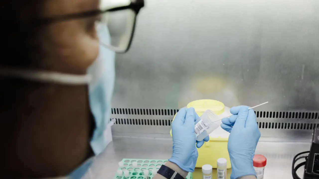 <p> Una t&eacute;cnico de laboratorio sostiene una de las pruebas de an&aacute;lisis para la viruela del mono, en el Hospital Ram&oacute;n y Cajal, a 30 de mayo de 2022, en Madrid (Espa&ntilde;a). La Comunidad de Madrid empieza hoy a realizar en cinco hospitales p&uacute;blicos de la regi&oacute;n la - Carlos Luj&aacute;n - Europa Press </p>